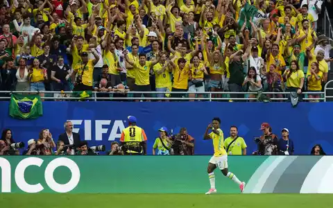 Mann des Spiels: Vinícius Júnior lässt sich von den brasilianischen Fans für sein zweites Tor gegen Schottland feiern. - Foto: Andrew Milligan/PA Wire/dpa