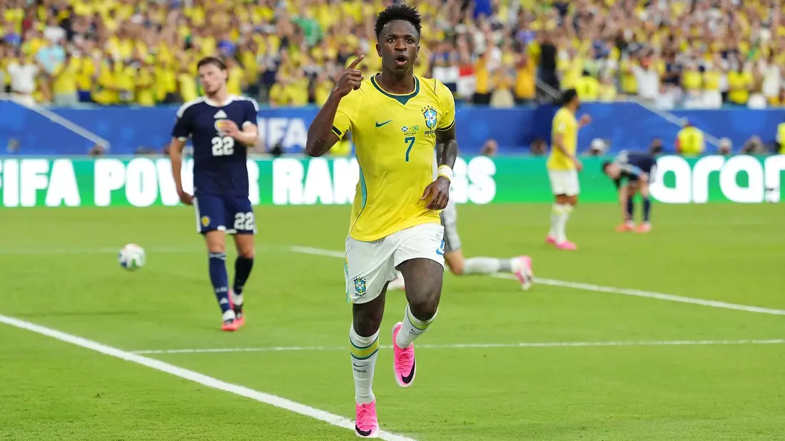 Brasiliens Stürmerstar Vinícius Júnior jubelt über sein zweites Tor gegen Schottland. - Bild: Martin Rickett/PA Wire/dpa