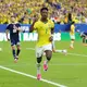 Brasiliens Stürmerstar Vinícius Júnior jubelt über sein zweites Tor gegen Schottland. - Bild: Martin Rickett/PA Wire/dpa