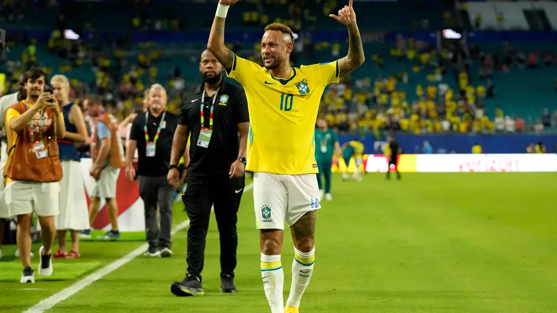 Umjubelter Star: Brasiliens Neymar nach dem 3:0-Sieg gegen Schottland. - Bild: Lynne Sladky/AP/dpa