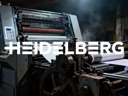 Eine industrielle Druckmaschine in dramatischem Licht, die Modernisierung und Veralterung symbolisiert und eine Transformation am Scheideweg darstellt. - Foto: über boerse-global.de