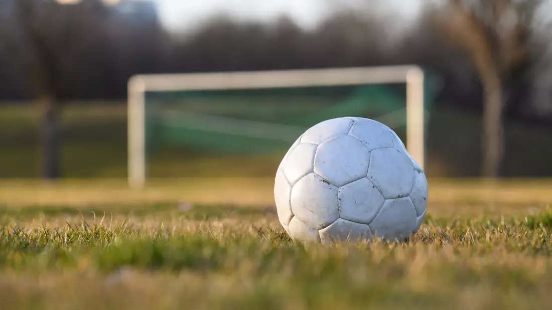 Wie kommt der Ball ins Tor? Dafür braucht es heute «Lösungen». (Illustration) - Bild: Tobias Hase/dpa