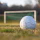 Wie kommt der Ball ins Tor? Dafür braucht es heute «Lösungen». (Illustration) - Bild: Tobias Hase/dpa