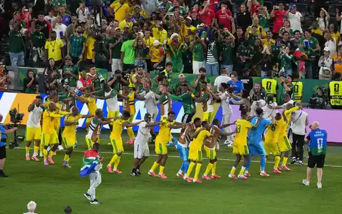 Südafrika steht erstmals in der K.-o.-Phase einer Fußball-WM. - Foto: Dolores Ochoa/AP/dpa