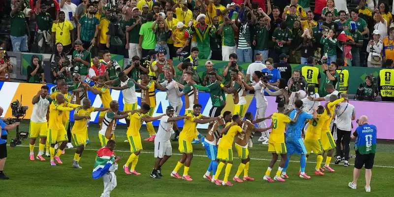 Südafrika steht erstmals in der K.-o.-Phase einer Fußball-WM. - Foto: Dolores Ochoa/AP/dpa