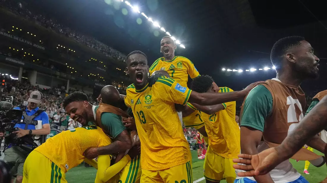 Südafrika feiert das Weiterkommen.  - Bild: Moises Castillo/AP/dpa