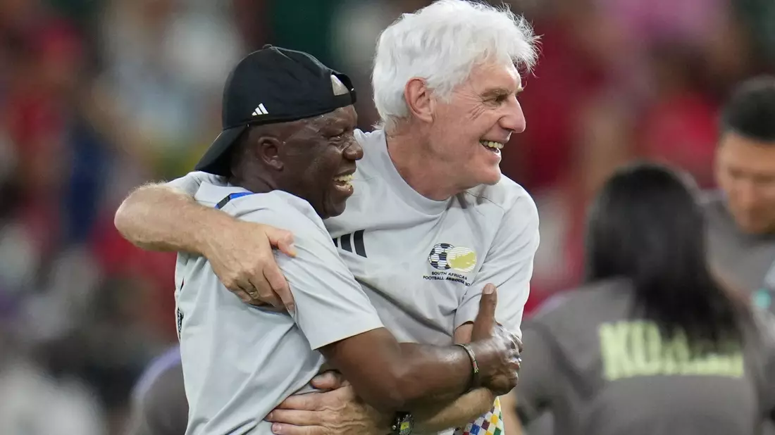 Trainer Hugo Broos (r) hat großen Anteil am historischen Erfolg Südafrikas. - Bild: Matias Delacroix/AP/dpa