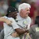 Trainer Hugo Broos (r) hat großen Anteil am historischen Erfolg Südafrikas. - Bild: Matias Delacroix/AP/dpa