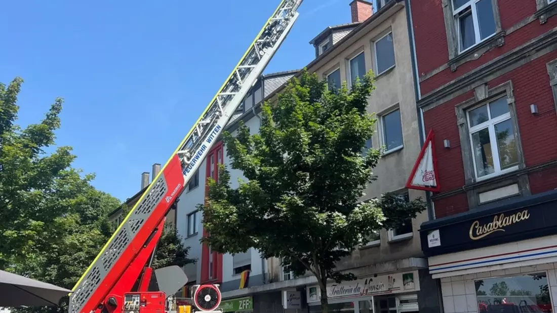 FW Witten: Fassadenteile lösen sich von Wohngebäude - Keine Verletzten - Bild: presseportal.de
