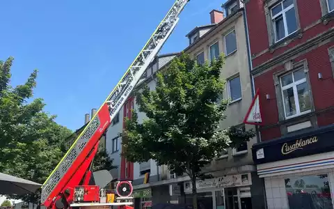 FW Witten: Fassadenteile lösen sich von Wohngebäude - Keine Verletzten - Foto: presseportal.de