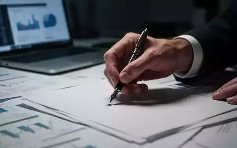 Eine Nahaufnahme einer angespannten Hand, die einen kleinen Makel von einem Dokument entfernt, umgeben von verschwommenen Papieren. - Foto: über boerse-global.de