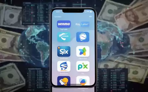 A smartphone displaying a digital wallet with various modern payment options and local payment methods, symbolizing PayPal's transition. - Foto: über boerse-global.de