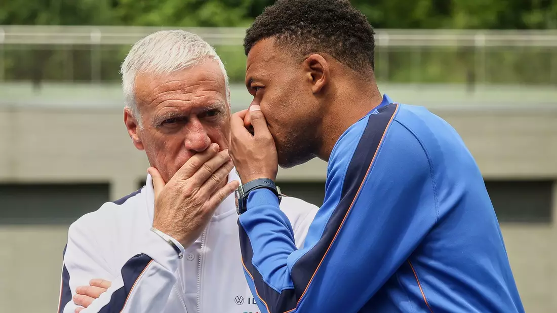 Diesmal kann Deschamps seinem Torjäger Kylian Mbappé keine Anweisungen von der Seitenlinie geben. (Archivbild) - Bild: Thomas Padilla/Pool AP/dpa