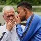 Diesmal kann Deschamps seinem Torjäger Kylian Mbappé keine Anweisungen von der Seitenlinie geben. (Archivbild) - Bild: Thomas Padilla/Pool AP/dpa