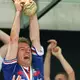 Didier Deschamps krönte sich mit Frankreich 1998 durch ein 3:0 gegen Brasilien zum Weltmeister (Archivbild) - Bild: Achim Scheidemann/dpa