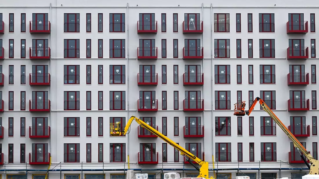Die Preise für Wohnimmobilien unterscheiden sich regional stark. (Archivbild) - Bild: Jens Kalaene/dpa