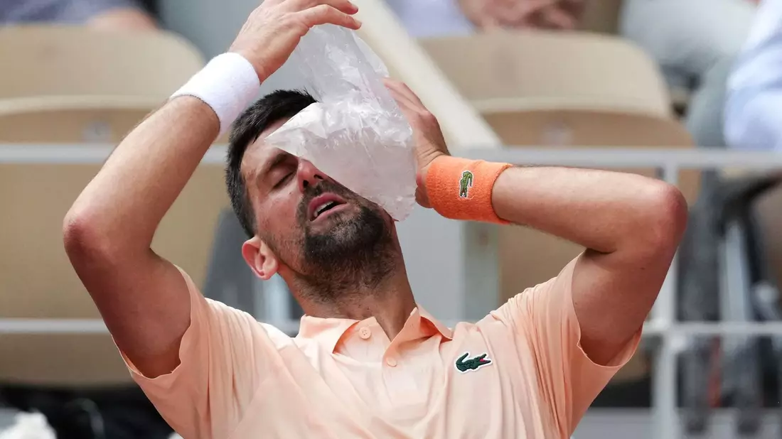 Auch Profisportler haben mit der Hitze zu kämpfen: Tennis-Star Novak Djokovic. - Bild: Dimitar Dilkoff/AFP/dpa