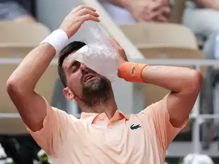 Auch Profisportler haben mit der Hitze zu kämpfen: Tennis-Star Novak Djokovic. - Foto: Dimitar Dilkoff/AFP/dpa
