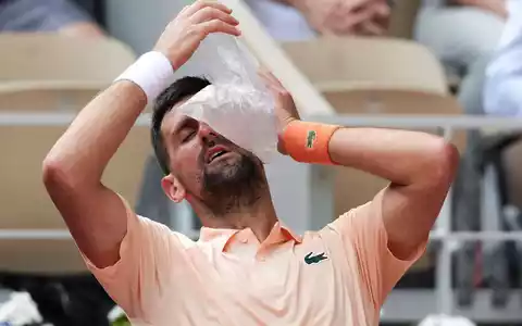 Auch Profisportler haben mit der Hitze zu kämpfen: Tennis-Star Novak Djokovic. - Foto: Dimitar Dilkoff/AFP/dpa