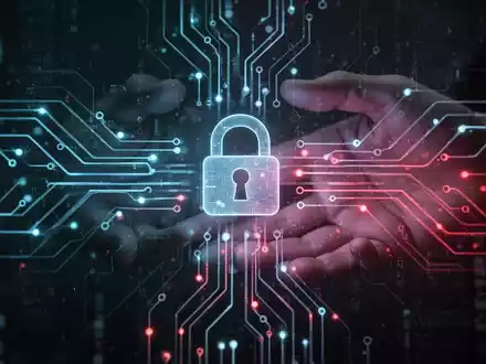 Abstrakte Darstellung von Datenflüssen, digitalen Schaltungen und menschlichen Händen, mit einem Schlosssymbol, das Datenschutzverletzungen symbolisiert. - Foto: über boerse-global.de