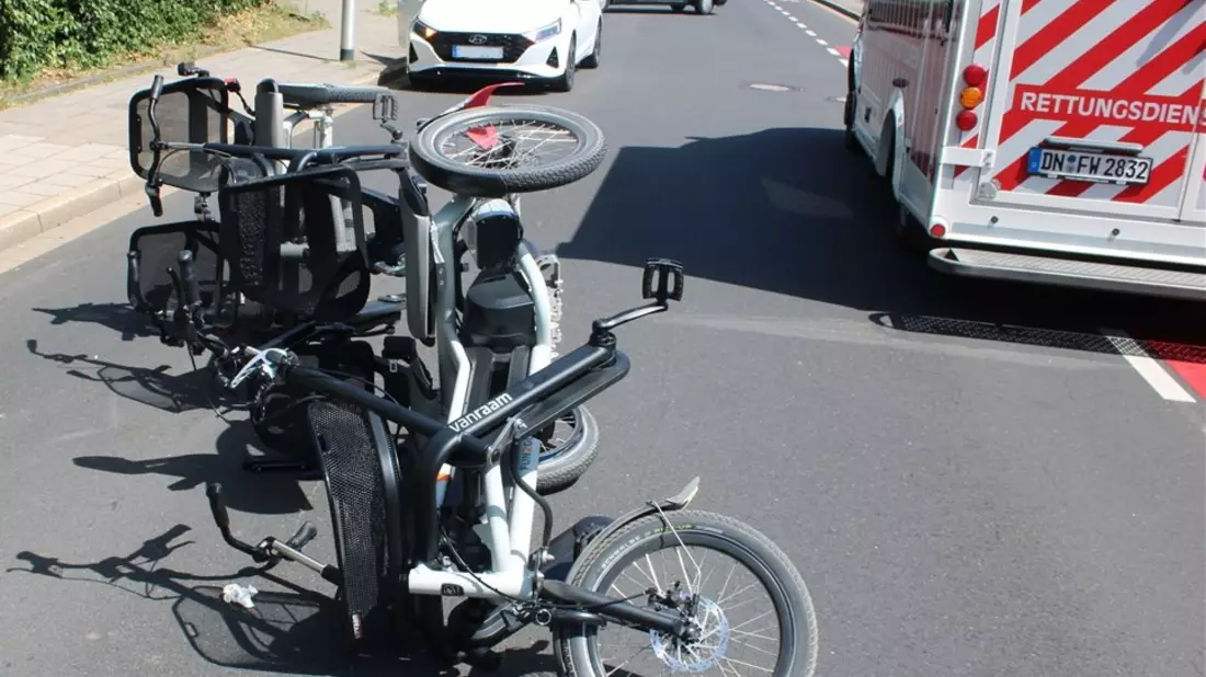 POL-DN: Drei Leichtverletzte bei Unfall mit E-Parallel-Tandem - Bild: presseportal.de
