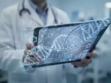Eine unscharfe Figur in medizinischer Kleidung hält ein Tablet mit abstrakten medizinischen Daten, symbolisierend Krebs-Früherkennung und Forschung. - Foto: über boerse-global.de