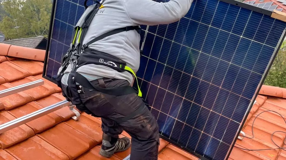 Rückenentlastung für die Energiewende: hTRIUS bringt das BionicBack Exoskelett in die Solar- und Photovoltaikbranche - Bild: presseportal.de