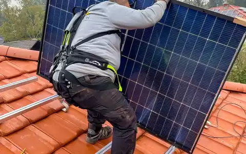 Rückenentlastung für die Energiewende: hTRIUS bringt das BionicBack Exoskelett in die Solar- und Photovoltaikbranche - Foto: presseportal.de