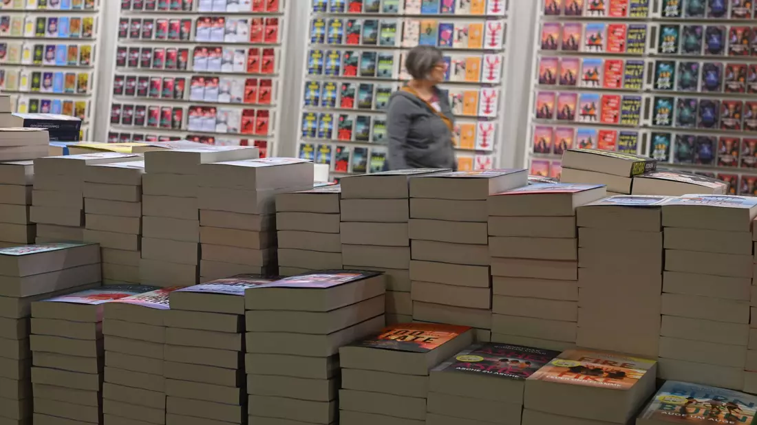 Bücher, so weit das Auge reicht: dtv-Messestand bei der Frankfurter Buchmesse 2025. (Archivbild) - Bild: Arne Dedert/dpa