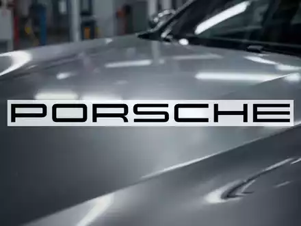 Abstrakte Darstellung der Automobilindustrie mit einer glänzenden Oberfläche, die Präzision und Technik andeutet. Die Stimmung ist erwartungsvoll und analytisch. - Foto: über boerse-global.de