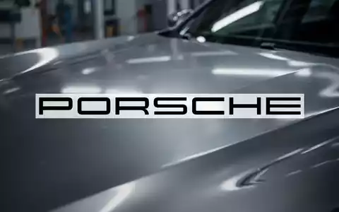 Abstrakte Darstellung der Automobilindustrie mit einer glänzenden Oberfläche, die Präzision und Technik andeutet. Die Stimmung ist erwartungsvoll und analytisch. - Foto: über boerse-global.de