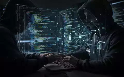 Person in Kapuzenjacke tippt auf Laptop, komplexer Code und Netzwerkdiagramme auf dem Bildschirm, symbolisiert Cybersicherheitslücken. - Foto: über boerse-global.de