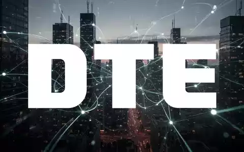 Abstrakte Darstellung des Telekommunikationssektors mit leuchtenden Datenströmen über einer dunklen Stadtlandschaft, die Unsicherheit und Übergang signalisiert. - Foto: über boerse-global.de