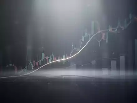 Eine ruhige, stabile Finanzmarktszene mit weichem Licht, das eine elegante Kurve beleuchtet und finanzielle Umstrukturierung symbolisiert. - Foto: über boerse-global.de
