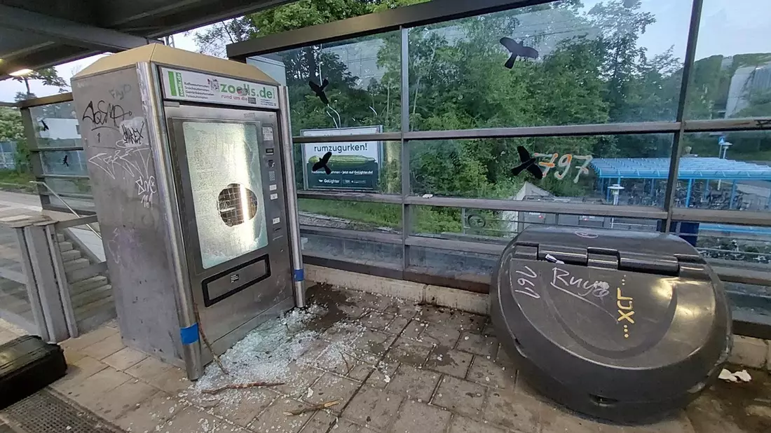 Bundespolizeidirektion München: Automatenaufbruch am Bahnhof Gräfelfing / Zwei Tatverdächtige festgenommen - Bild: presseportal.de