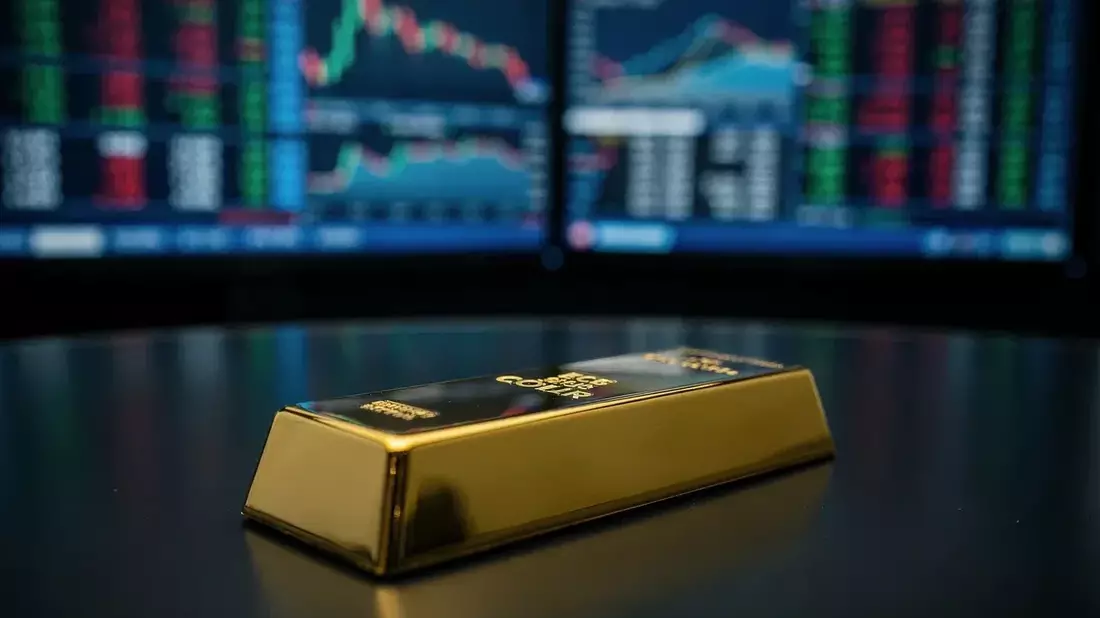 Gold at Crossroads: Chinese Demand vs. Dollar and Hawkish Fed