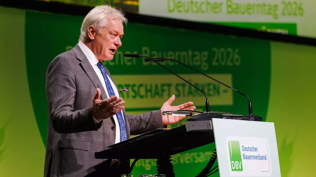 Minister Rainer will weitere Hilfen wegen hoher Düngemittelpreise prüfen. - Bild: Philipp von Ditfurth/dpa