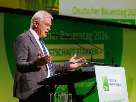 Minister Rainer will weitere Hilfen wegen hoher Düngemittelpreise prüfen. - Foto: Philipp von Ditfurth/dpa
