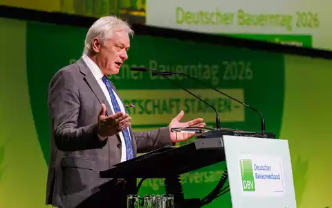 Minister Rainer will weitere Hilfen wegen hoher Düngemittelpreise prüfen. - Foto: Philipp von Ditfurth/dpa
