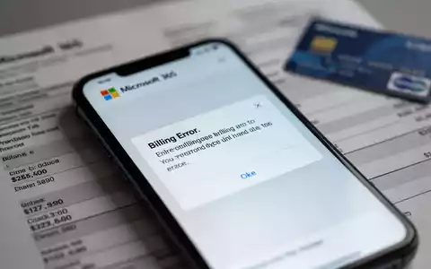 Smartphone zeigt Microsoft 365-Abrechnungsfehler, unscharfer Kontoauszug im Hintergrund, symbolisiert Abo-Probleme. - Foto: über boerse-global.de
