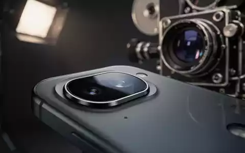 Nahaufnahme einer modernen Smartphone-Kamera, die Studiolichter reflektiert, mit unscharfer Vintage-Kino-Kamera im Hintergrund. - Foto: über boerse-global.de