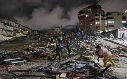 Rettungskräfte in Venezuela durchsuchen Trümmer. - Foto: Javier Campos/AP/dpa