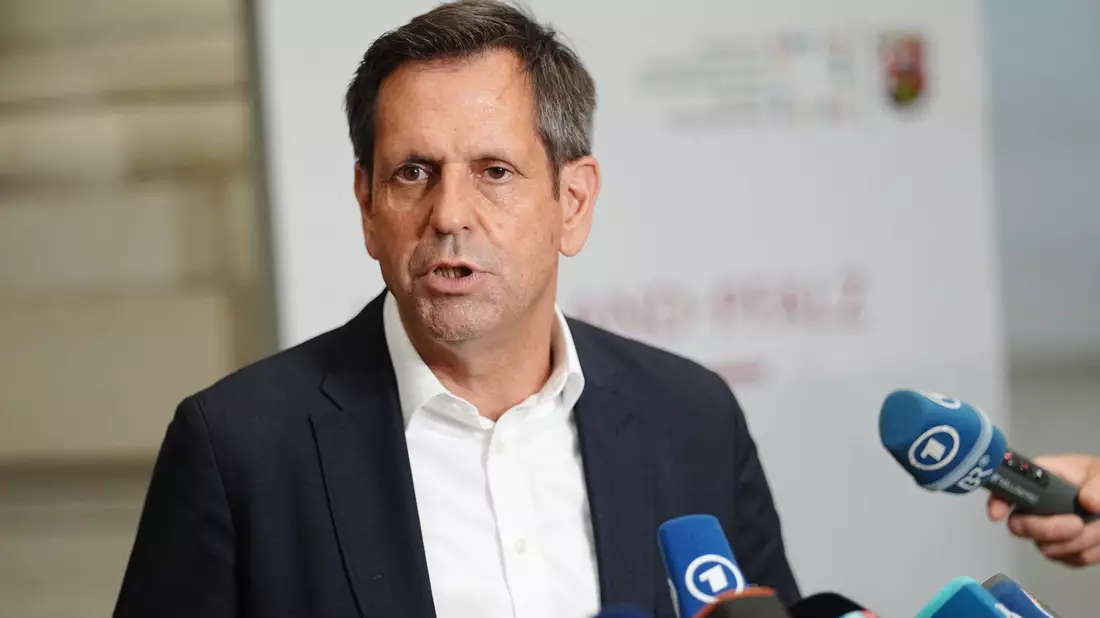 Niedersachsens Ministerpräsident Olaf Lies (SPD) gab sich optimistisch.  - Bild: Kay Nietfeld/dpa