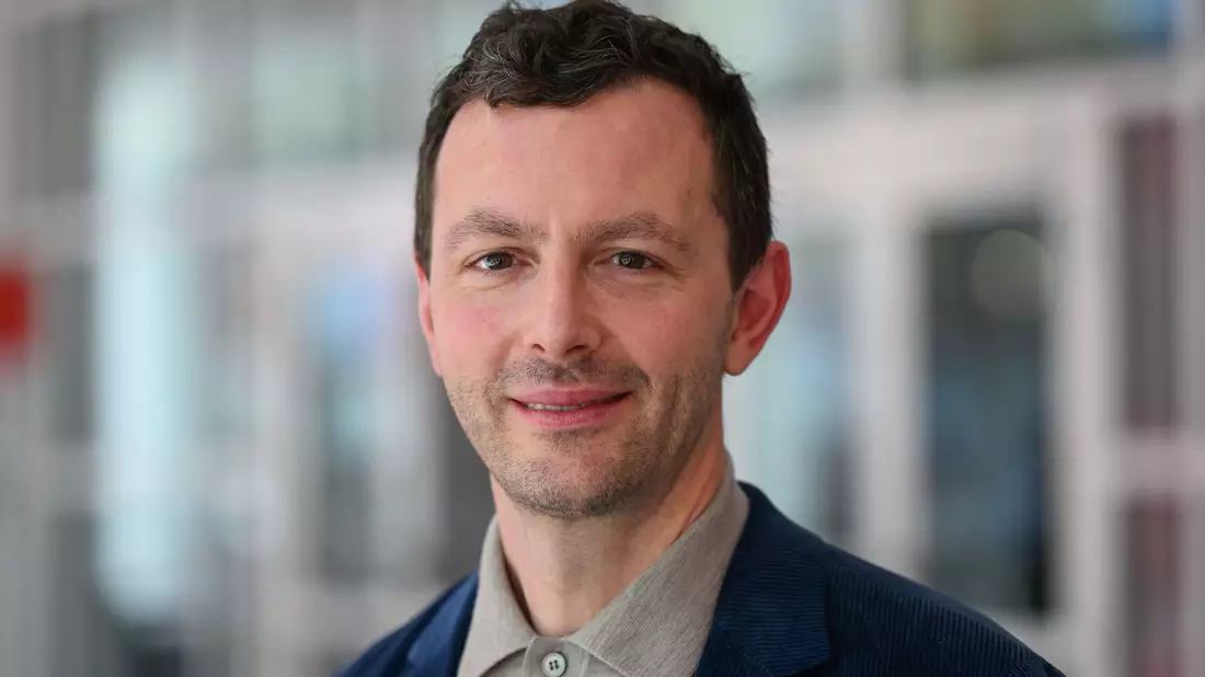 Sebastian Guggolz, Vorsteher des Börsenvereins des Deutschen Buchhandels, würdigte Sands als «eine der wichtigsten intellektuellen Stimmen unserer Zeit». (Archivbild) - Bild: Arne Dedert/dpa