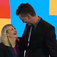 Die IOC-Spitzen Kirsty Coventry und Pau Gasol sehen den Athleten-Zuschuss als historisch. (Archivbild) - Foto: Thanassis Stavrakis/AP/dpa