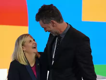 Die IOC-Spitzen Kirsty Coventry und Pau Gasol sehen den Athleten-Zuschuss als historisch. (Archivbild) - Foto: Thanassis Stavrakis/AP/dpa