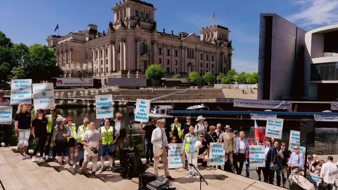 Volle Schiffe statt leerer Versprechen / Gesteinsindustrie sorgt für Aufsehen vor dem Reichstag - Bild: presseportal.de