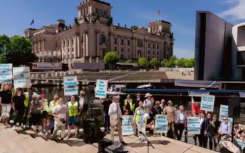 Volle Schiffe statt leerer Versprechen / Gesteinsindustrie sorgt für Aufsehen vor dem Reichstag - Foto: presseportal.de