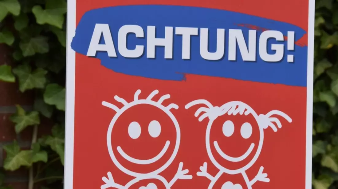 POL-MS: Neuauflage der kostenlosen Achtung! Kids unterwegs-Schilder - Antenne Münster und Polizei Münster starten Aktion für mehr Verkehrssicherheit - Bild: presseportal.de
