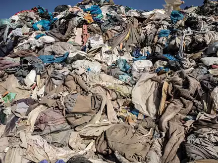Nach Angaben der EU-Behörde fallen Millionen Tonnen Textilabfälle an, von denen aber nur ein Teil recycelt wird. (Archivfoto) - Foto: Antonio Cossio/dpa